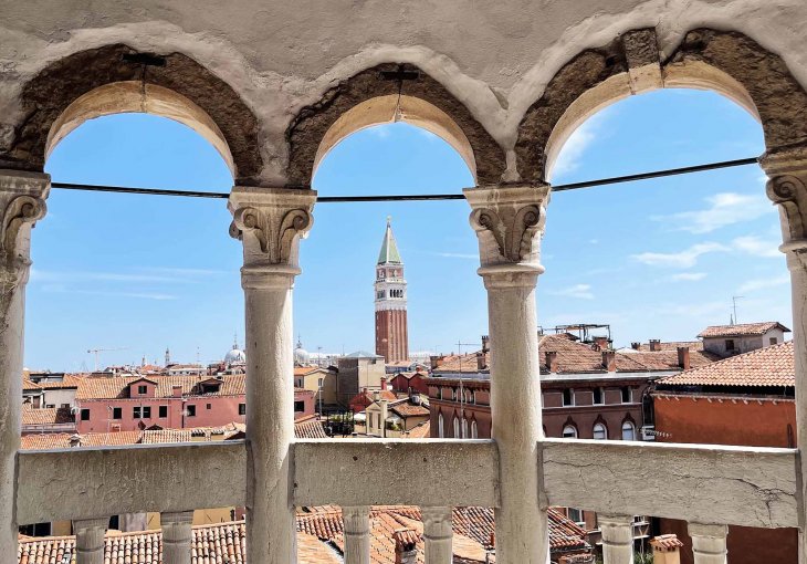 Scala Contarini del Bovolo, vista su Venezia