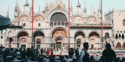 venezia-con-anziani-copyright-credit-canva
